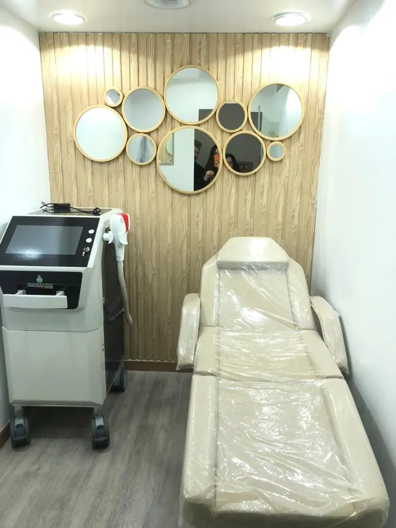 غرفة الإجراءات والأجهزة في المركز التجميلي